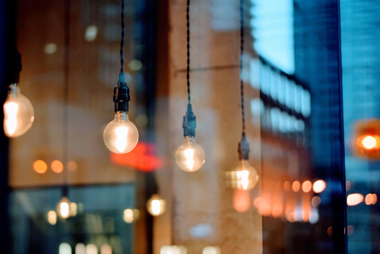 Warm white, cool white and multicolour: choosing a decorative light